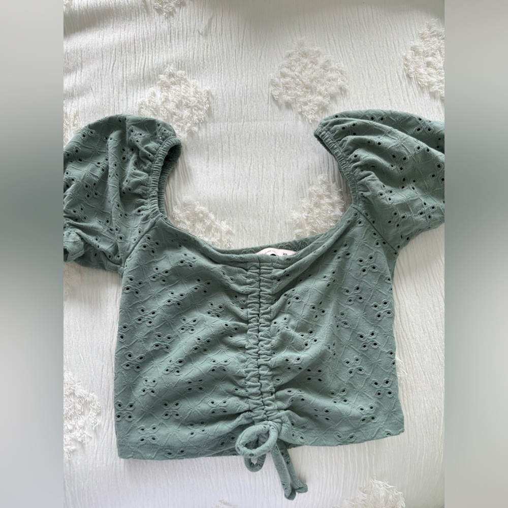 Green puffy sleeve top